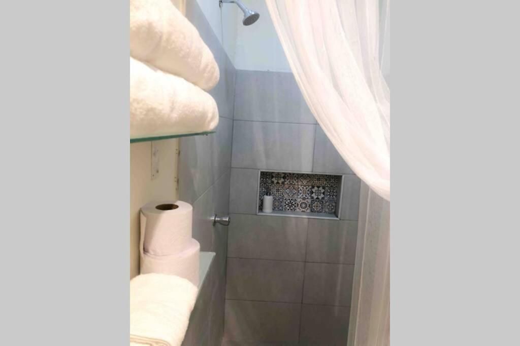 Great Location ! 4 Bedroom In The Heart Of Сasa de vacaciones Cartagena